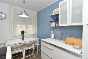 a kitchen with blue walls and a table and chairs at Ferienwohnung für 6 Personen ca 53 qm in Pula, Istrien Istrische Riviera in Pula