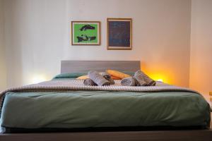 a bed with a pile of towels on it at Corno Grande - spacious apartment - 2 baths - Wi Fi- city center - free parking in LʼAquila