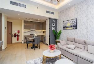 een woonkamer met een bank en een tafel bij Living in a Tower in Downtown - Extravagance at a Budget Price - Only 5 Minutes’ Walk to Dubai Mall in Dubai