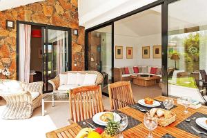 ein Wohnzimmer mit einem Tisch und Stühlen in der Unterkunft Ferienhaus mit Privatpool für 4 Personen ca 125 m in Maspalomas, Gran Canaria Südküste Gran Canaria in Maspalomas