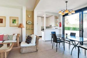 ein Esszimmer und ein Wohnzimmer mit einem Tisch und Stühlen in der Unterkunft Ferienhaus mit Privatpool für 4 Personen ca 125 m in Maspalomas, Gran Canaria Südküste Gran Canaria in Maspalomas