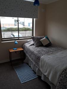Un dormitorio con una cama y una ventana grande. en Los Quillayes, en Los Ángeles