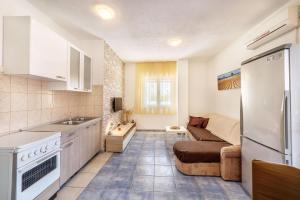 eine Küche und ein Wohnzimmer mit einem Sofa in der Unterkunft Studio für 5 Personen ca 50 qm in Srima, Dalmatien Norddalmatien - b60463 in Srima