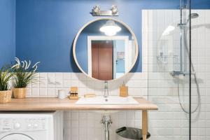 bagno con lavandino e specchio di Gdańsk Apartment with Sunny Balcony a Danzica
