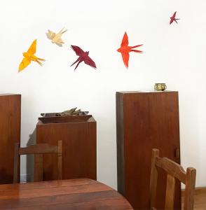 una pared con cuatro pájaros en una pared en Abasto, departamento completo y práctico en Buenos Aires