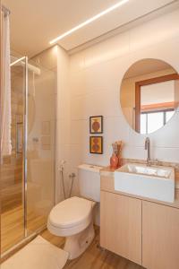 La salle de bains est pourvue de toilettes, d'un lavabo et d'une douche. dans l'établissement Studio com vista do Mar em Salvador/Ba, à Salvador