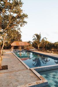 einen Pool mit Pavillon und ein Resort in der Unterkunft La Triada in Ríohacha