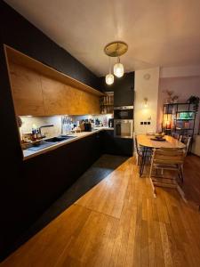 Köök või kööginurk majutusasutuses Le Clara Chic - 1 Chambre - Balcon - 4 Personnes - Cosy