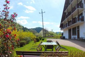 una mesa y sillas en un patio junto a un edificio en Panorama, en Korbielów