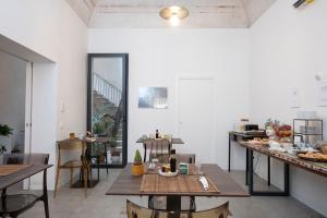un restaurante con mesas y una barra con comida en Bassi77 - rooms & apartments, en Trapani