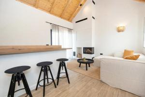 ein Wohnzimmer mit einem Sofa und 2 Hockern in der Unterkunft Rocca Verde in Murvica