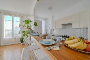 - une cuisine avec une table et des bananes dans l'établissement Appartement spacieux avec hamac + parking gratuit, à Gentilly