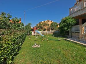 einen Hof mit Spielplatz im Gras in der Unterkunft Studio für 5 Personen ca 50 qm in Fažana, Istrien Istrische Riviera - b60991 in Fažana
