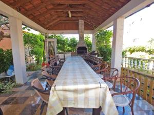einen langen Tisch und Stühle auf einer Terrasse in der Unterkunft Studio für 5 Personen ca 50 qm in Fažana, Istrien Istrische Riviera - b60991 in Fažana