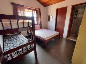 Katil atau katil-katil dalam bilik di Casa aconchegante no Peró
