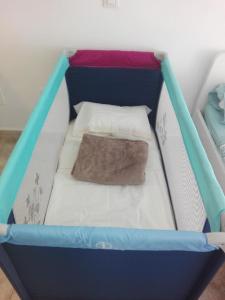 - un lit bleu et blanc dans une chambre dans l'établissement Ferienwohnung für 3 Personen 1 Kind ca 55 qm in Adeje, Teneriffa Westküste von Teneriffa, à Adeje