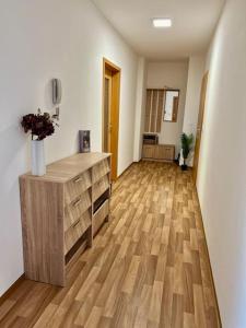 un soggiorno con pavimento in legno e vaso di fiori di Moderne Wohnung bei BASF a Hörlitz
