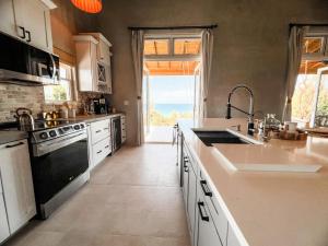 A kitchen or kitchenette at Paradise Cove home