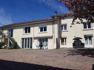 ein großes Haus mit einem Regenschirm davor in der Unterkunft Maison de l'harmonie à Limoges in Limoges