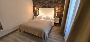Apartamento Casa Ruan Albaicín, Las Bernardas في غرناطة: غرفة نوم بها سرير مع ضوء