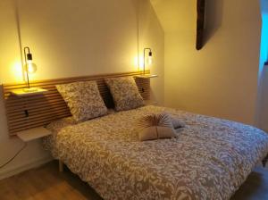 ein Schlafzimmer mit einem Bett mit zwei Lampen in der Unterkunft apt cozy refait à neuf à 5min du centre ville in Saint-Hilaire-du-Harcouët