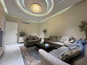 una sala de estar con sofás y un techo circular. en شقة فاخرة غرفة وصالة بالعارض دخول ذاتي ١٠, en Riad