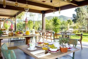 een eetkamer met tafels en stoelen met eten erop bij Agriturismo La Sassicaia in Castiglione della Pescaia