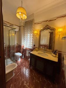 bagno con lavandino e specchio di MG Luxury Home a Napoli