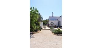 a view of the garden from the side of the building at Casale Petrarolo in Monopoli