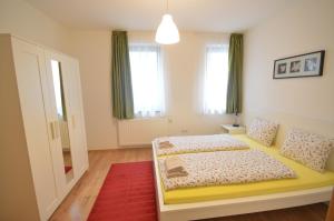 Postel nebo postele na pokoji v ubytování Toldi Apartments Pécs