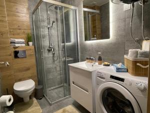 兹拉蒂博尔West Residence - Panorama lux & Spa的配有洗衣机和淋浴的浴室 更多34张照片