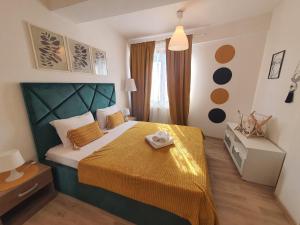 En eller flere senge i et værelse på Apartament Fundeni