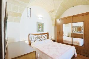 Postel nebo postele na pokoji v ubytování villa dei cento Pini