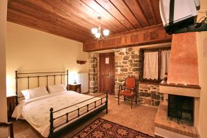 En eller flere senge i et værelse på Archontiko Nikolopoulou