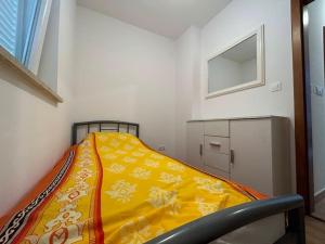 een slaapkamer met een bed met een gele deken bij Dua Al Mar With Parking Garage in Rovinj