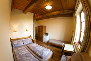 una piccola camera da letto con un letto e una finestra di Stary dum a Černošice