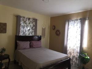 1 dormitorio con cama y ventana en Areito Vintage, en Enriquillo