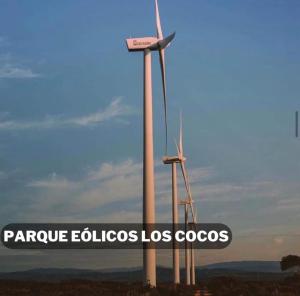 einer Gruppe von Windmühlen mit den Worten Paparotolisolis losoco in der Unterkunft Areito Vintage in Enriquillo