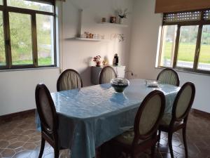 een eetkamer met een blauwe tafel en stoelen bij Villa Rica House in Negreira