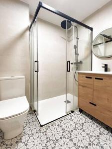 La salle de bains est pourvue d'une douche, de toilettes et d'un lavabo. dans l'établissement Acogedor y moderno apartamento, à Zamudio