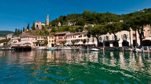 un bacino idrico con un gruppo di edifici di Albergo Ristorante della Posta a Morcote