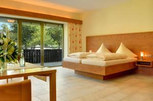 Een bed of bedden in een kamer bij Allgäu-Hotel-Elbsee