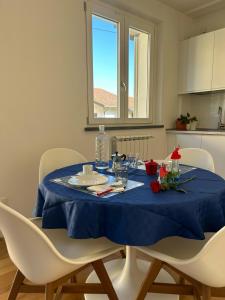 Casa Elogi في Buti: طاولة طعام عليها قطعة قماش من الطاولة الزرقاء