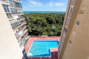 Θέα της πισίνας από το Apartamento LAKE & SEA ή από εκεί κοντά