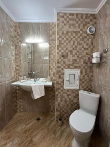 ein Bad mit einem WC und einem Waschbecken in der Unterkunft Tei-Zi apartments in Burgas City