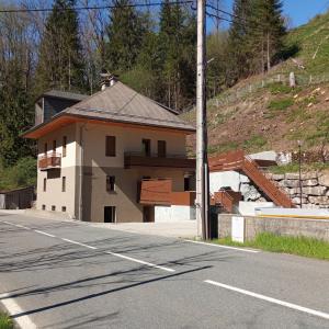 un edificio al lado de un estacionamiento en La marmotte, en Entremont