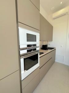 Kuchyň nebo kuchyňský kout v ubytování MENTON # MONACO - F1 GP - 4 PERSONS - SEA VIEW - NEW - PARKING - CLIM - PREMIUM - BEACH and SUN