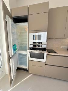 Kuchyň nebo kuchyňský kout v ubytování MENTON # MONACO - F1 GP - 4 PERSONS - SEA VIEW - NEW - PARKING - CLIM - PREMIUM - BEACH and SUN