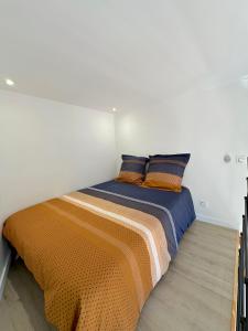 Postel nebo postele na pokoji v ubytování MENTON # MONACO - F1 GP - 4 PERSONS - SEA VIEW - NEW - PARKING - CLIM - PREMIUM - BEACH and SUN