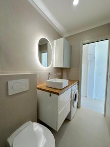 un bagno con un water bianco e un lavandino di MENTON # MONACO - F1 GP - 4 PERSONS - SEA VIEW - NEW - PARKING - CLIM - PREMIUM - BEACH and SUN a Mentone